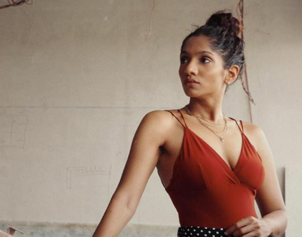 জনি ও তাঁর স্ত্রী সুজাতার দুই সন্তান। কন্যা জ্যামি ও পুত্র জেস। বাবার মতো জ্যামিও স্ট্যান্ড আপ কমেডিয়ান। জনির একদমই ইচ্ছে ছিল না, মেয়ে তাঁর পেশায় আসুক। মেয়েকে পড়তে পাঠিয়েছিলেন লন্ডনে, মার্কেটিং কমিউনিকেশন নিয়ে। কিন্তু জ্যামি শেষ অবধি পা রাখেন বাবার পথেই।