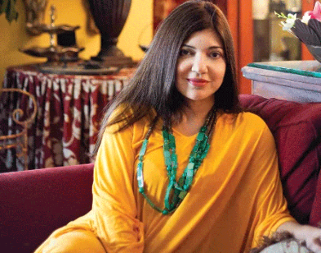 ১৯৬৬ সালে কলকাতায় এক গুজরাতি পরিবারে জন্ম অলকার। তাঁর মায়ের থেকেই গান পেয়েছেন। মা শুভা এক জন শাস্ত্রীয় সঙ্গীতশিল্পী।