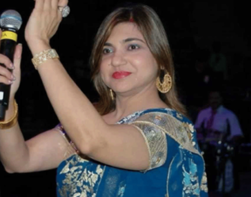 মাত্র ৬ বছর বয়সে আকাশবাণী কলকাতায় গান শুরু করেন তিনি। তাঁর কেরিয়ার আজ যে জায়গায় পৌঁছেছে, তার পুরো কৃতিত্বই অলকা মা-কে দেন।