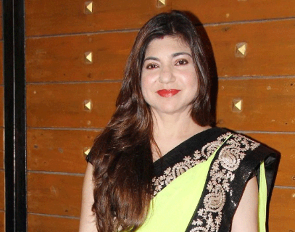 গানের জগত্টা ঠিক যে ভাবে গুছিয়ে, সুপরিকল্পিত ভাবে এগিয়ে নিয়ে গিয়েছেন অলকা, তেমনই তাঁর ব্যক্তিগত জীবনও ভীষণ গোছানো।