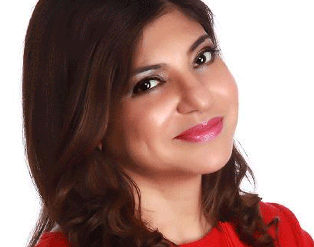 সেখান থেকে বন্ধুত্ব এবং প্রেম। ব্যবসার প্রয়োজনে মুম্বই এলে অলকার বাড়িতেও আসতেন নীরজ। অলকা তখন তাঁর কেরিয়ারের একবারে শীর্ষে, তাঁর পক্ষে মুম্বই ছেড়ে শিলংয়ে গিয়ে থাকা অসম্ভব ছিল।