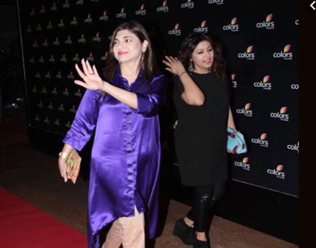 আর নীরজের পক্ষেও একই ভাবে ব্যবসা ছেড়ে আসা সম্ভব নয়। তাই বাড়িতে যখন তাঁরা বিয়ের কথা জানিয়েছিলেন, দুই বাড়িই তাতে রাজি হয়নি। এ বিয়ে টিকবে না, এমন আশঙ্কাই প্রকাশ করেছিলেন পরিবারের লোকজন।