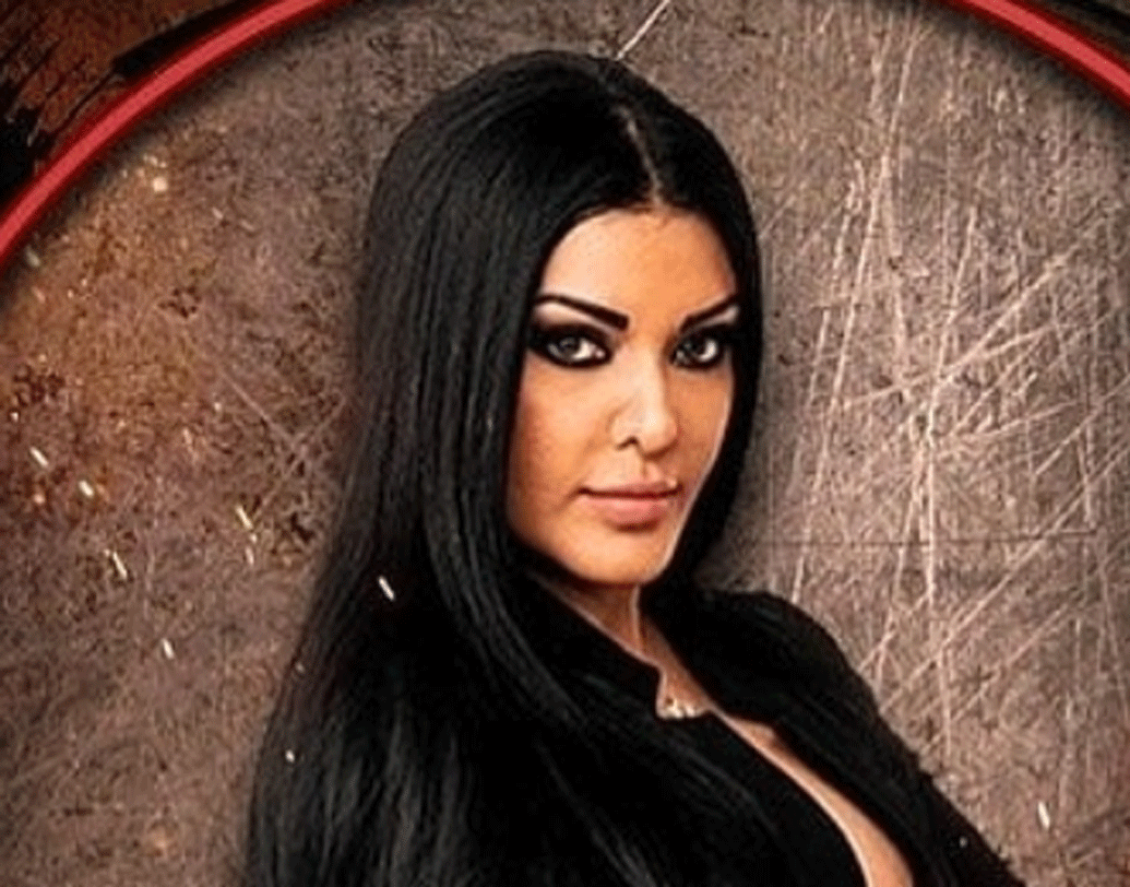 বীভৎস হয়ে গিয়েছিল মুখটা। কোয়েনা নিজেই জানিযেছিলেন তাঁর কষ্টের কথা। আর যে কোনওভাবেই কিছু করার নেই, চিকিত্সকেরাও তাঁকে জানিয়ে দিয়েছিলেন। সে সময় প্রচুর বিতর্ক, সমালোচনার মুখে পড়তে হয়েছিল তাঁকে।