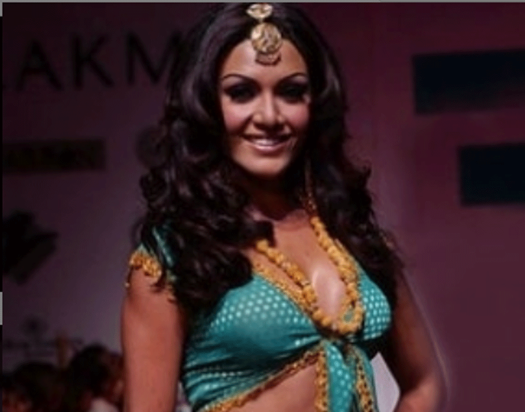 কারণ? কোয়েনা নিজেই জানিয়েছিলেন তাঁর ভুল সিদ্ধান্তের কথা। তাঁর প্রেমিক নাকি ভীষণ সন্দেহ করতেন তাঁকে। কোয়েনা বাড়ির বাইরে বেরবেন, একেবারেই মানতে পারতেন না। একবার তাঁকে বাথরুমের ভিতরে বন্দি করে রেখেছিলেন সারাদিন।