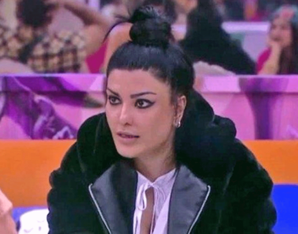 তুরস্কের ওই যুবকের আগে কোয়েনার জীবনে আরও একজন এসেছিলেন। মডেল রাজীব সিংহ। তাঁদের সম্পর্ক খুব বেশি দিন টেকেনি। সম্প্রতি বিগ বস হাউসে কোয়েনা জানিয়েছেন, তিনি গত ৭-৮ বছর ধরে সিঙ্গল। আর নতুন করে প্রেমে পড়ার কোনও ইচ্ছাও তাঁর নেই।