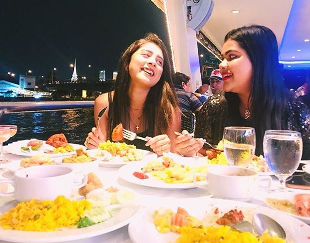 তাতে যদিও বিশেষ ভাবিত নন আদ্রিজা। বন্ধুদের সঙ্গে ঘুরছেন চুটিয়ে, খাওয়া দাওয়াও করছেন জমিয়ে।