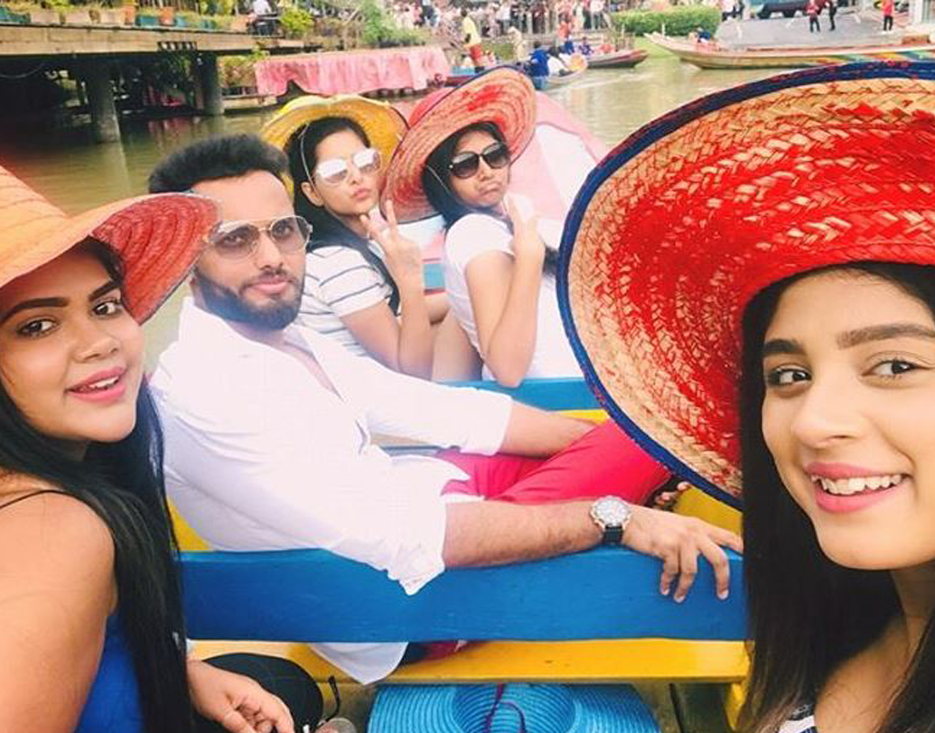 পাটায়ার বিখ্যাত ‘ফ্লোটিং মার্কেট’-এও গিয়েছেন তিনি। সোশ্যাল মিডিয়ায় পোস্টও করেছেন সেই ছবি।