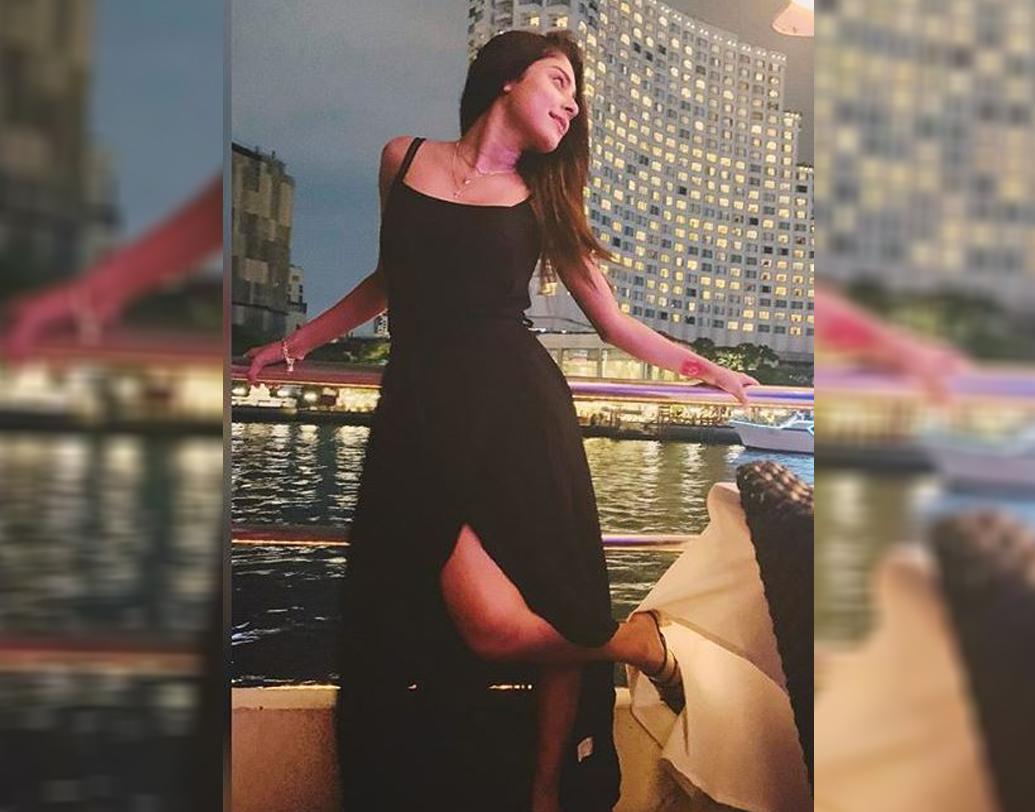 হাওয়ায় উড়ছে অদ্রিজার খোলা চুল, চারিদিকে মায়াবী আলোর রোশনাই। অদ্রিজার কালো রঙের পোশাক এর মধ্যেই যোগ করেছে অন্য মাত্রা। ক্রুজের মধ্যে তিনি অন্য রূপে, অন্য ভাবে।