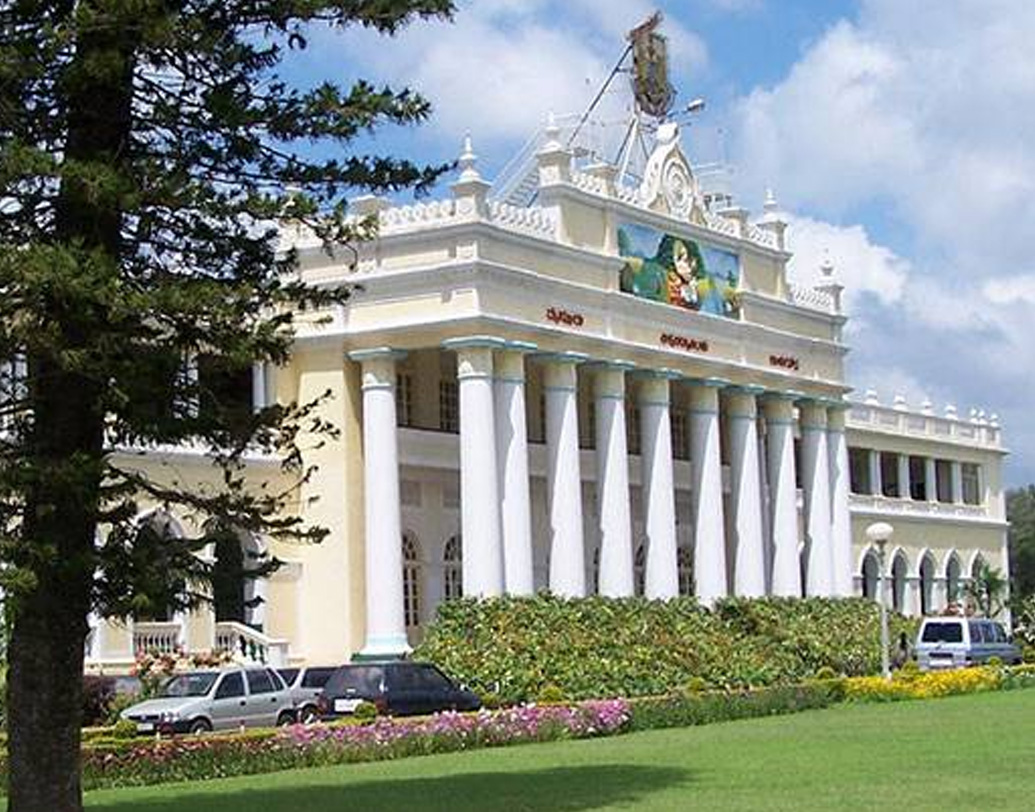 ক্রমে শকুন্তলার খ্যাতি ছড়িয়ে পড়ল। ছ’বছরের মেয়ের ক্ষমতায় হতবাক মাইসুরু বিশ্ববিদ্যালয়। দেশের একাধিক উচ্চশিক্ষা প্রতিষ্ঠানকে বিস্মিত করার পরে ডাক এল টেমসের ওপার থেকে। ১৯৪৪ সালে বাবার সঙ্গে শকুন্তলা পাড়ি দিলেন লন্ডন। (ছবি: সোশ্যাল মিডিয়া)