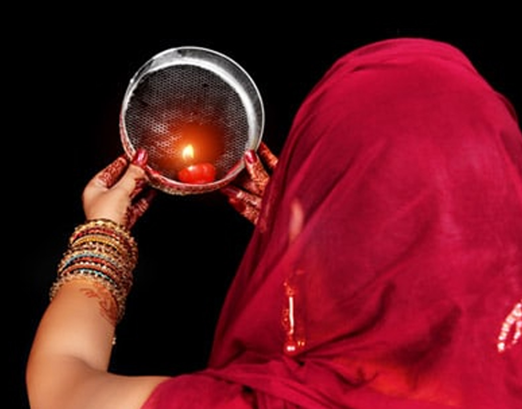 কৃষি সভ্যতার সঙ্গেও এই ব্রত জড়িয়ে। এই সময়েই রবি শস্যের চাষ শুরু হয়। বপন করা হয় গমের দানা। যে বড় পাত্রে গমের দানা রাখা হয়, তাকেও ‘করবা’ বলা হয়।  (ছবি : সোশ্যাল মিডিয়া)