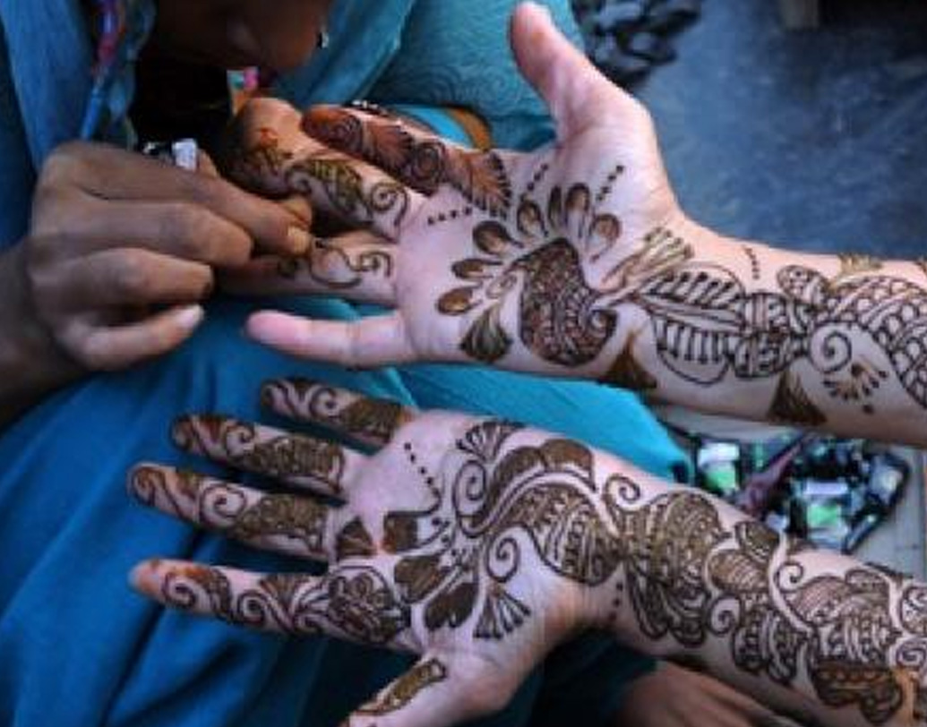 ‘করবা চৌথ’ মূলত উত্তর ও উত্তর পশ্চিম ভারতে পালনীয় ব্রত। রীতি হল, সূর্যোদয় থেকে সূর্যাস্ত ব্রতীরা কিছু খাবেন না। এমনকি, জলপানও নিষিদ্ধ। তাই অনেক প্রদেশেই সূর্যোদয়ের আগে বিবাহিতারা খেয়ে নেন। সাধারণত সেই খাবার তাঁকে বানিয়ে দেন তাঁর শাশুড়ি।   (ছবি : সোশ্যাল মিডিয়া)