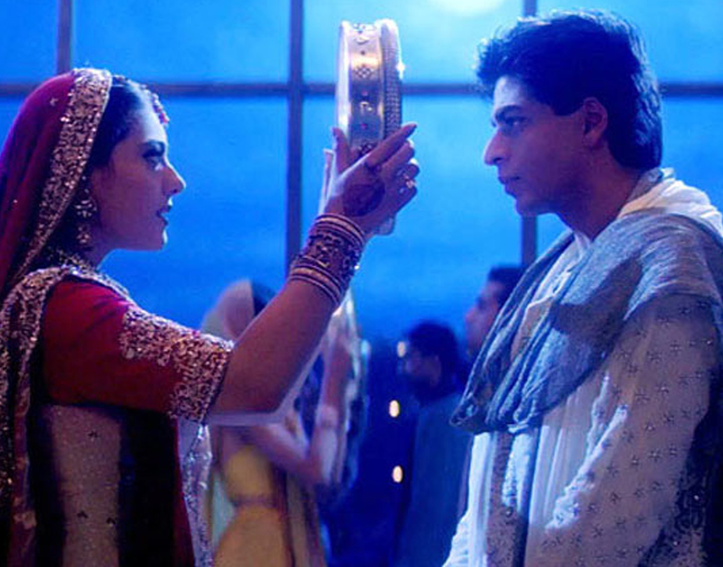 আকাশে চতুর্থীর চাঁদ দেখা গেলে তা চালুনির মধ্যে দিয়ে দেখতে হয়। সঙ্গে থাকে প্রদীপ। চন্দ্রদেবতার কাছে স্বামীর মঙ্গল কামনায় প্রার্থনা করেন স্ত্রী। তারপর সেই প্রদীপের আলোয় দেখতে হয় স্বামীর মুখ। বরণডালা থেকে জলের পাত্র নিয়ে স্ত্রীর মুখে ধরেন স্বামী। সেই জল পান করেই ভঙ্গ হয় উপবাস।  (ছবি : সোশ্যাল মিডিয়া)