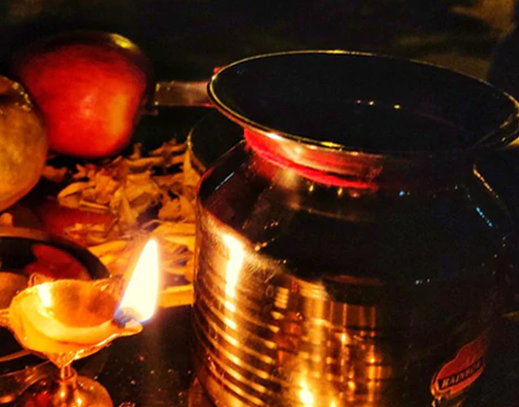 ‘করবা চৌথ’ ব্রতের সঙ্গে জড়িয়ে আছে বেশ কিছু পৌরাণিক আখ্যান। কথিত, রানি বীরবতী তাঁর পিতৃগৃহে এই ব্রত পালন করছিলেন। কিন্তু উপবাসরত বোনের কষ্ট হচ্ছে ভেবে তাঁর সাত দাদা অশ্বত্থ গাছে আয়না রেখে দিলেন। যাতে মনে হয়, আকাশে চাঁদ উঠেছে।   (ছবি : সোশ্যাল মিডিয়া)