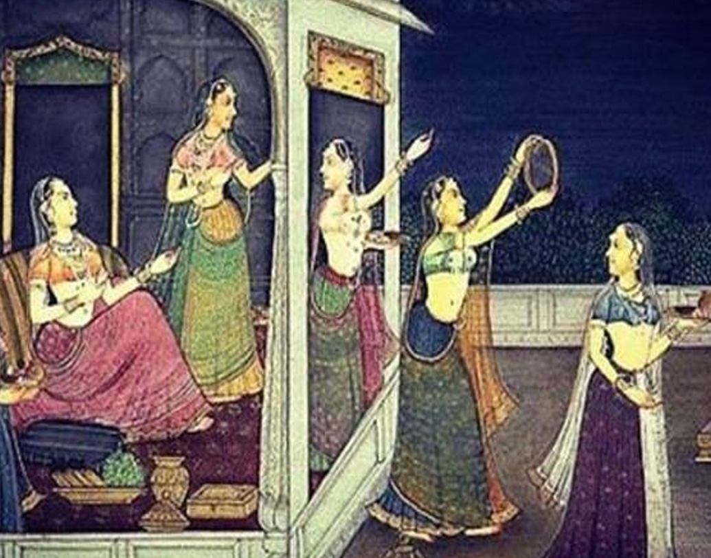 আয়নাকে চাঁদ ভেবে ভুল করে উপবাস ভঙ্গ করেন বীরবতী। তার পরেই স্বামীর মৃত্যুর খবর পান। শোকে মুহ্যমান হলেও বীরবতী আবার ‘করবা চৌথ’ পালন করে তাঁর স্বামীর প্রাণভিক্ষা করেন। প্রার্থনায় তুষ্ট হয়ে যমরাজ ফিরিয়ে দেন তাঁর স্বামীর প্রাণ।   (ছবি : সোশ্যাল মিডিয়া)