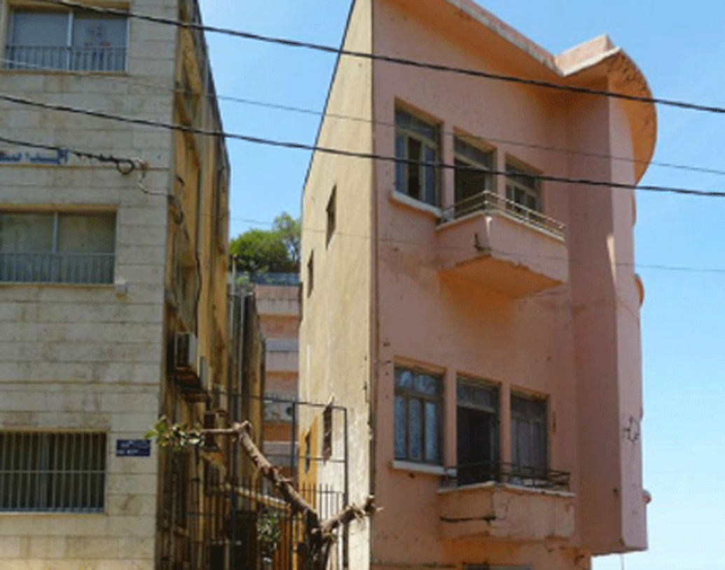 এই বাড়ির ঠিকানা লেবানন। সে দেশ তো বটেই, এই বাড়ি সম্ভবত বিশ্বের সবচেয়ে সরু বাড়ি। বাড়িটা এতটাই সরু যে, একে দেওয়াল বলে ভুল করাটা একেবারেই আশ্চর্যজনক নয়।