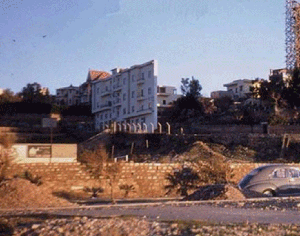 লেবাননের বেইরুটের পুরনো লাইট হাউসের কাছে অবস্থিত এই বাড়িটা। বাড়ির উচ্চতা ১৪ মিটার এবং চওড়ায় মাত্র ১ মিটার। দুই ভাইয়ের শত্রুতার জেরেই নাকি এই বাড়ি তৈরি হয়েছিল।