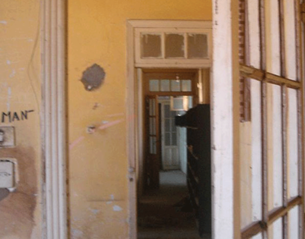 বাড়িটা তৈরি হয়েছিল ১৯৫৪ সালে। পৈতৃক সম্পত্তি হস্তান্তরিত হয়েছিল ওই দুই ভাইয়ের কাছে। কিন্তু তখন শুধু ফাঁকা জমি ছিল।