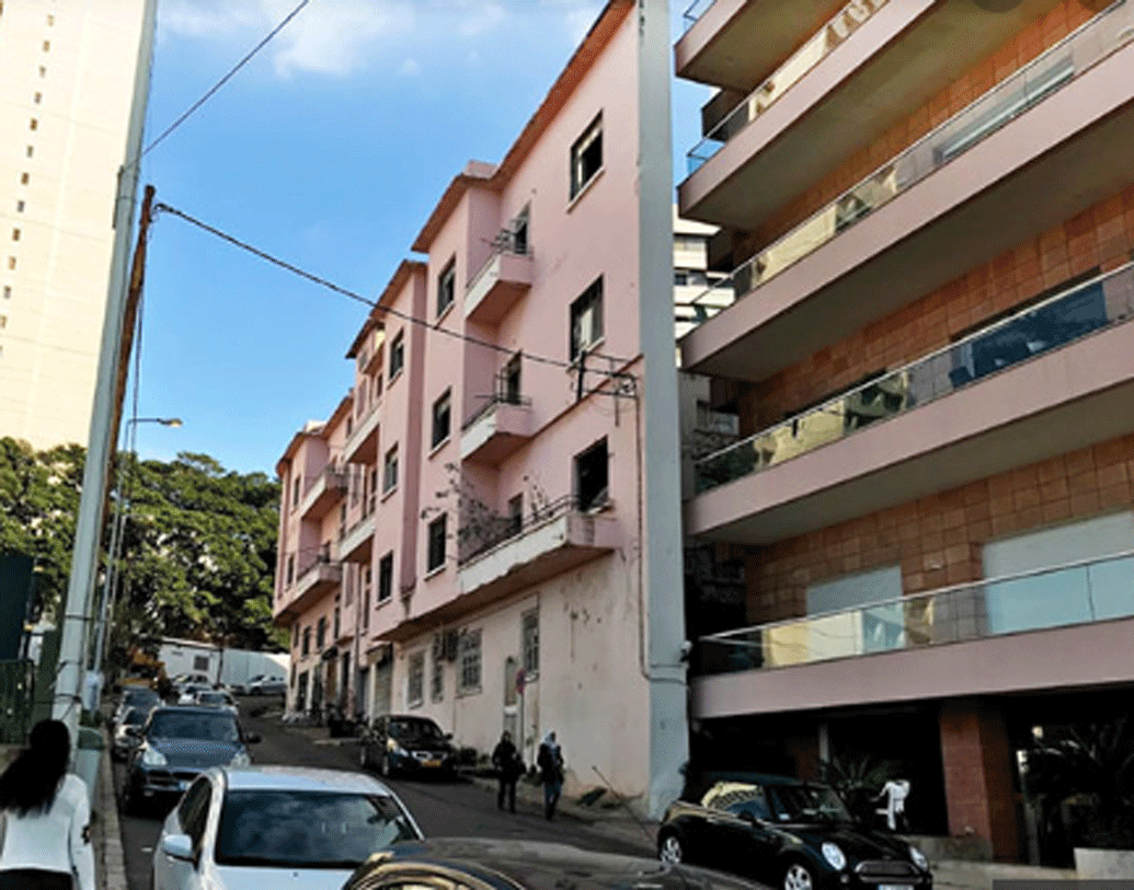 এক ভাই পিছনের বড় বাড়িটা তৈরি করে ফেলেন। শুরু করেন হোটেল ব্যবসা। জমিটার অবস্থান খুব সুন্দর। সামনে রাস্তা আর তার ওপারেই সমুদ্র। এরকম একটা লোকেশনে হোটেল, দারুণ চলতে শুরু করে।