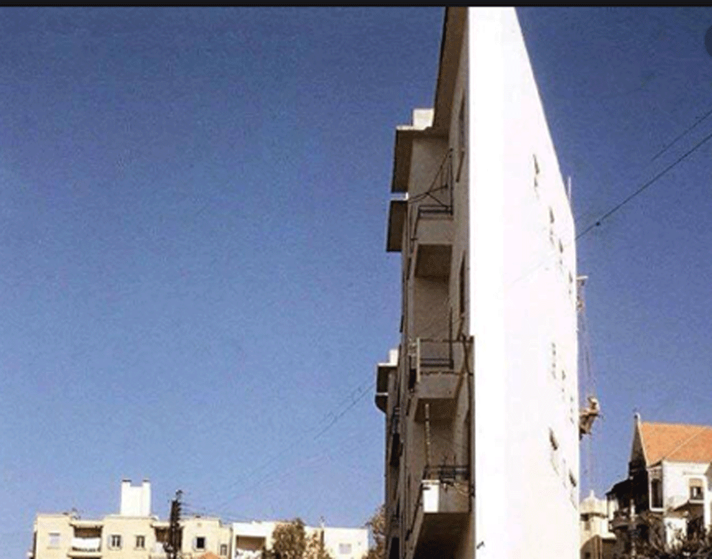 সেটাই নাকি সহ্য হয়নি অন্য ভাইয়ের। ভাইয়ের ব্যবসার ক্রতি করার জন্য এবং তাঁর হোটেলের সি-ভিউ আটকানো জন্য অভিনব পরিকল্পনা করেন তিনি।
ওই হোটেলের সামনে যেটুকু জমি ছিল, তাতেই অদ্ভুত আকারের একটি বাড়ি বানিয়ে ফেলেন।