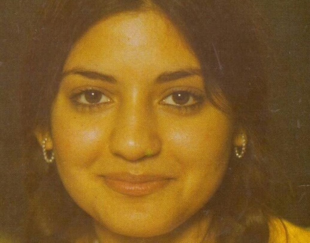 ১৯৯৫ সালে বিড্ডুর সুর করা ‘মেড ইন ইন্ডিয়া’ গানটির অফার ফিরিয়ে দেন নাজিয়া। কারণ তাঁর মনে হয়েছিল এতে পাকিস্তানবাসীর ভাবাবেগে আঘাত লাগতে পারে। পরে এই গানটি আইকনিক হয়ে ওঠে আলিশা চিনয়ের কণ্ঠে। শুধু এই গান-ই নয়। তার আগে সপ্রতিভ ও সুন্দরী নাজিয়া ফিরিয়ে দেন অভিনয়ের সুযোগও।  (ছবি: সোশ্যাল মিডিয়া)