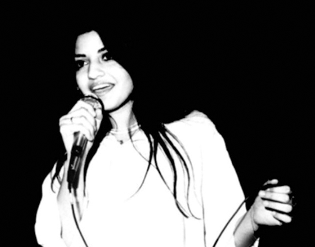 ১৯৯৭ সালে জন্ম হয় নাজিয়ার একমাত্র ছেলে আরেজের। নাজিয়া চেয়েছিলেন, ছেলে যেন কোনওমতেই তাঁর বাবা মির্জা ইশতিয়াকের কাছে বড় না হয়। তাই মৃ্ত্যুর আগে জোর করে চূড়ান্ত করেছিলেন বিবাহবিচ্ছেদ।  (ছবি: সোশ্যাল মিডিয়া)