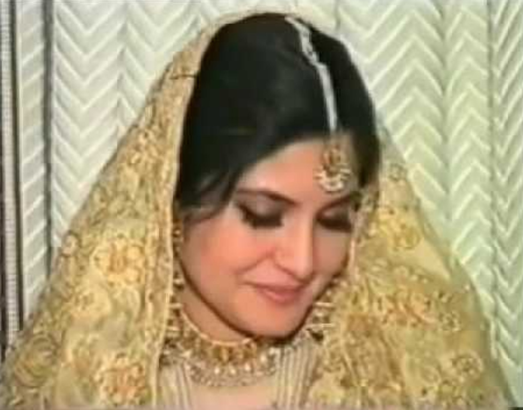 ২০১৮ সালে, তাঁর প্রাক্তন স্বামী মির্জা নাজিয়ার বায়োপিক বানাবেন বলে শোনা গিয়েছিল। কিন্তু তাতে তীব্র প্রতিবাদ জানান নাজিয়ার ভাই জোয়েব। বলেছিলেন, তাঁর মৃত দিদিকে নিয়ে তিনি মির্জাকে ব্যবসা করতে দেবেন না।  (ছবি: সোশ্যাল মিডিয়া)