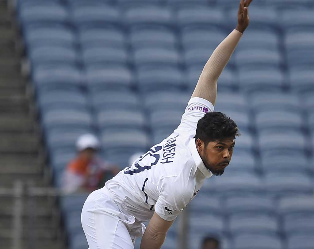 জোরে বোলার ইশান্ত শর্মা চলতি সিরিজে এখনও তেমন ছন্দে নেই। দুই টেস্টে নিয়েছেন মোটে দুই উইকেট। সেই কারণে পুণে টেস্টে ছয় উইকেট নেওয়ার পর রাঁচীতে দ্বিতীয় পেসার হিসেবে উমেশ যাদব আসতেই পারেন দলে। এই মুহূর্তে ফর্মের বিচারে এগিয়ে উমেশই। সেই কারণেই বাদ পড়তে পারেন ইশান্ত।