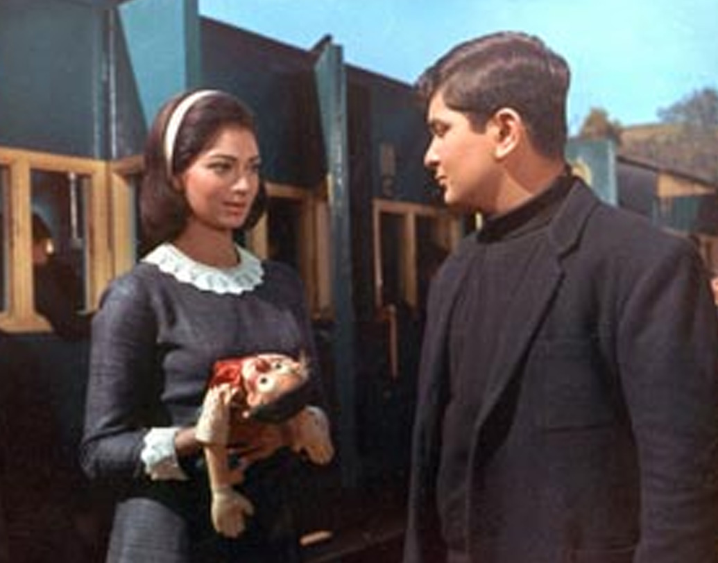 কৈশোরে সিমি চলে আসেন ভারতে। তাঁর প্রথম ছবি ছিল ‘রাজ় কি বাত’। ইংরেজি বলার দক্ষতা তাঁকে সুযোগ দেয় ‘টারজান গোজ টু ইন্ডিয়া’ ছবিতে। পঞ্চদশী সিমি সেখানে ফিরোজ খানের নায়িকা। আত্মপ্রকাশেই বাজিমাত।  (ছবি: সিমি গারেওয়াল ডট কম)