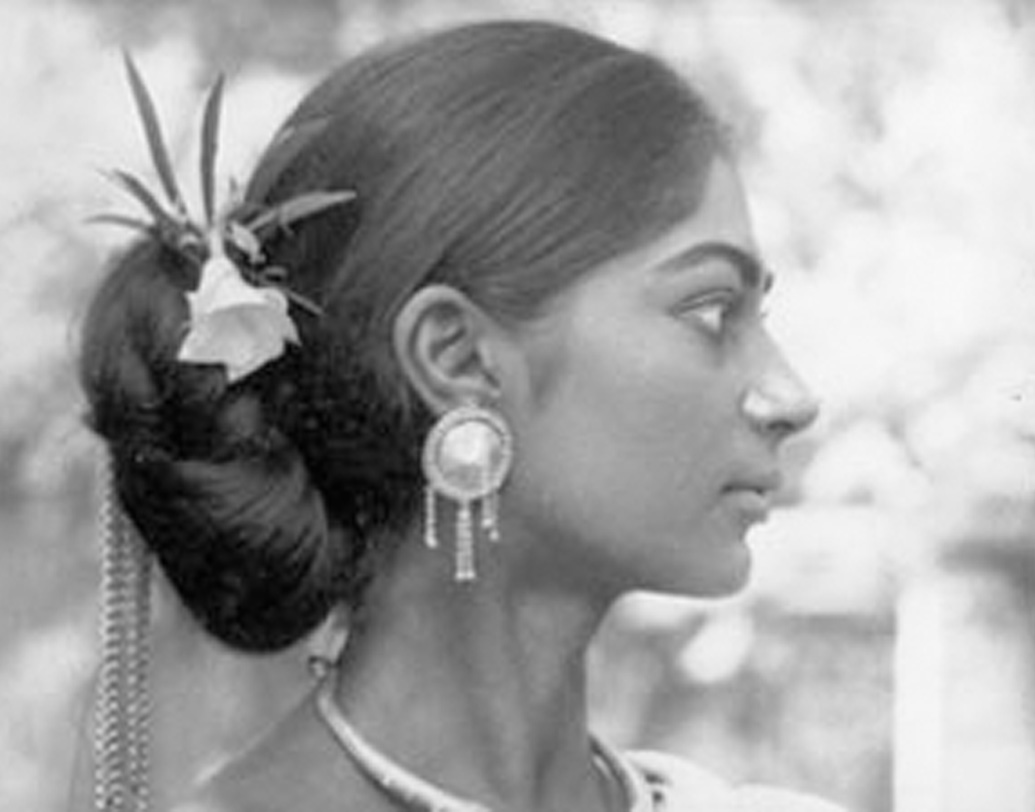 ১৯৭০ সাল সিমির কেরিয়ারে গুরুত্বপূর্ণ। একই বছরে মুক্তি পায় রাজ কপূরের ‘মেরা নাম জোকার’এবং সত্যজিৎ রায়ের ‘অরণ্যের দিনরাত্রি’। দু’টি ছবিতে সম্পূর্ণ ভিন্ন আঙ্গিকে ধরা দেন সিমি। ‘মেরা নাম জোকার’-এ তিনি কিশোর রাজুর ভূমিকায় অভিনয় করা ঋষি কপূরের স্বপ্নসুন্দরী। আবার ‘অরণ্যের দিনরাত্রিতে’ তিনি আদিবাসী রমণী দুলি। যাঁর বন্য মাদকতায় মুগ্ধ শহুরে যুবক হরি। হরির ভূমিকায় অভিনয় করেছিলেন প্রয়াত শমিত ভঞ্জ। (ছবি: সিমি গারেওয়াল ডট কম)