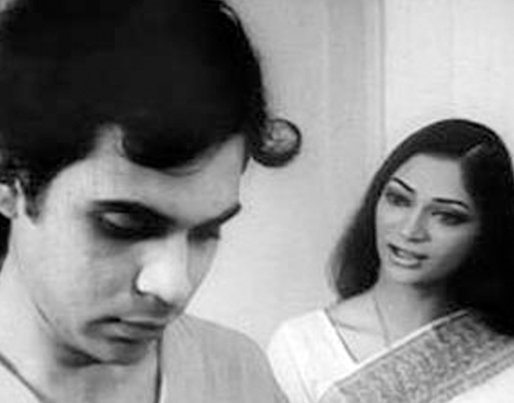 এরপর কয়েক বছর বলিউডের মূলস্রোতের বাণিজ্যিক ছবিতে অভিনয়। তারপর আবার বাংলা ছবি। এ বার সিমি মৃণাল সেনের ছবির নায়িকা। ১৯৭৩ সালে মুক্তি পায় ‘পদাতিক’। মৃণাল সেনের কলকাতা ট্রিলজির তৃতীয় এই ছবিতে সিমি অভিনয় করেছিলেন ধৃতিমান চট্টোপাধ্যায়ের বিপরীতে।  (ছবি: সিমি গারেওয়াল ডট কম)