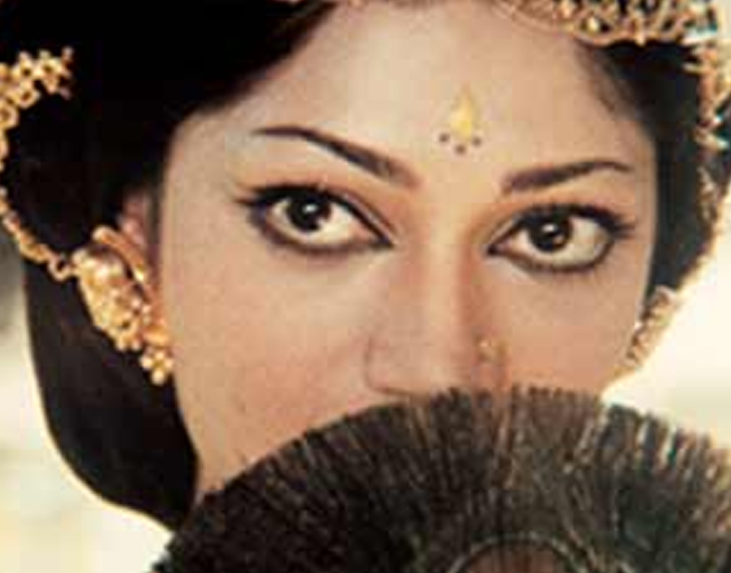 সমান্তরাল ধারার ছবির পাশাপাশি তিনি অভিনয় করেছেন বেশ কিছু জনপ্রিয় বাণিজ্যিক ছবিতেও। ‘চলতে চলতে’, ‘কভি কভি’, ‘কর্জ’, ‘নসিব’ সে রকমই কিছু উল্লেখযোগ্য ছবি। আড়াই দশকের কেরিয়ারে অভিনয় করেছেন পঞ্চাশটিরও বেশি ছবিতে। (ছবি: সিমি গারেওয়াল ডট কম)