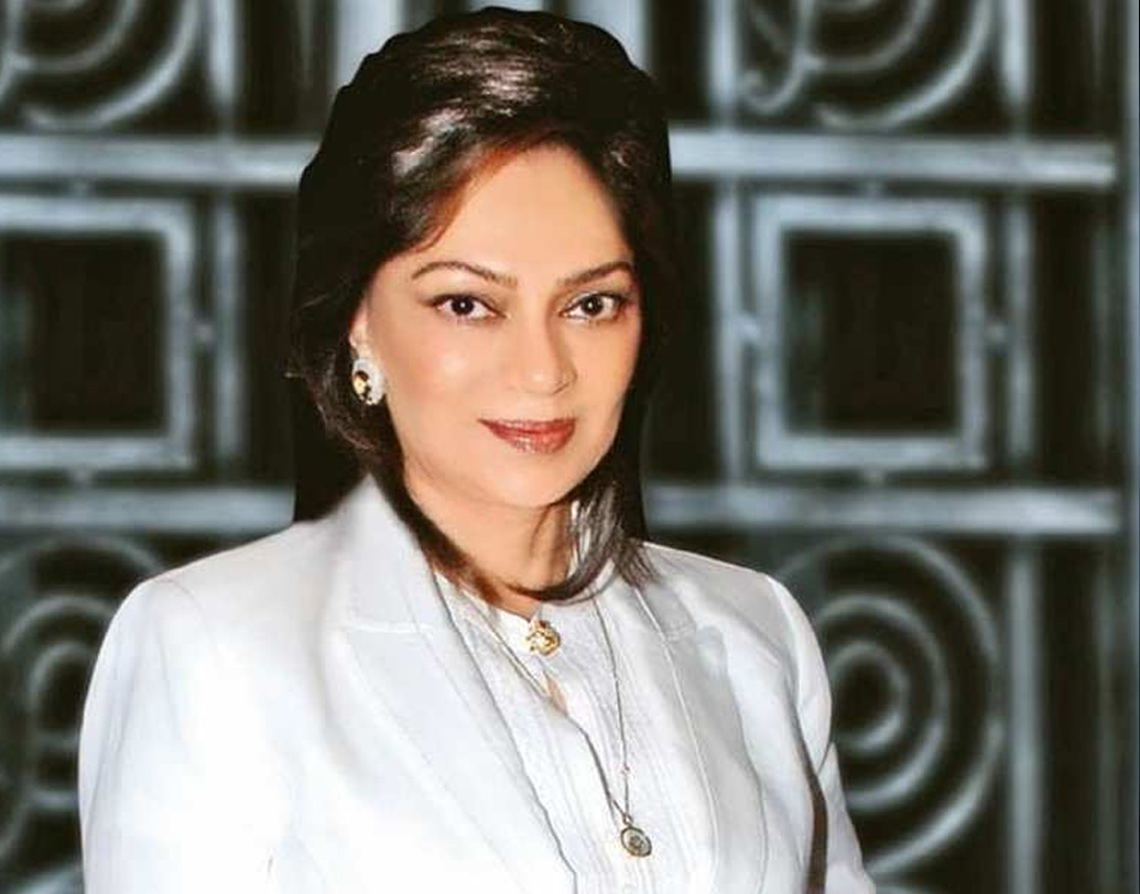 বাহাত্তরটি বসন্ত পেরিয়েও সিমি একই রকম স্টাইলিশ। সাজের ঘরানাকে নিয়ে গিয়েছেন অন্য মাত্রায়। জানিয়েছেন, ছোট থেকেই তাঁর প্রিয় রং সাদা। এর বাইরে তাঁকে অন্য রঙের পোশাকে খুব বেশি দেখাও যায় না। সাদাকেই তিনি স্টাইল স্টেটমেন্ট করে তুলেছেন নিজের ব্যক্তিত্বের ছোঁয়ায়।  ( ছবি:সোশ্যাল মিডিয়া)