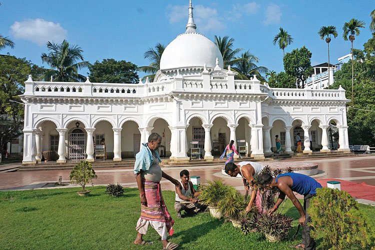 তোড়জোড়: আপাতত খবর, কোচবিহারে আসার কথা নেই মুখ্যমন্ত্রীর। তবুও মদনমোহন বাড়িতে চলছে প্রস্তুতি। বৃহস্পতিবার। ছবি: হিমাংশুরঞ্জন দেব 