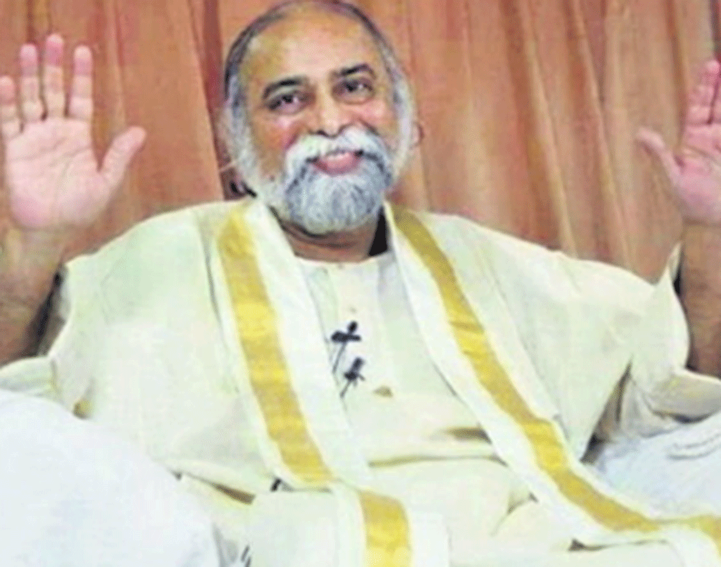 আসল নাম বিজয় কুমার। ১৯৪৯ সালে ৭ মার্চ তামিলনাড়ুর ভেলোর জেলার একটা ছোট গ্রাম নাথামে জন্ম তাঁর।