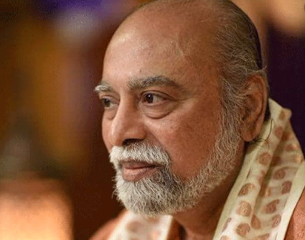 মাত্র ছ’বছর বয়সে বিজয় কুমার পরিবারের সঙ্গে চেন্নাই চলে আসেন। প্রথমে ডন বসকো স্কুল, পরে চেন্নাইয়ের বৈষ্ণব কলেজ থেকে অঙ্কে স্নাতক হন তিনি।