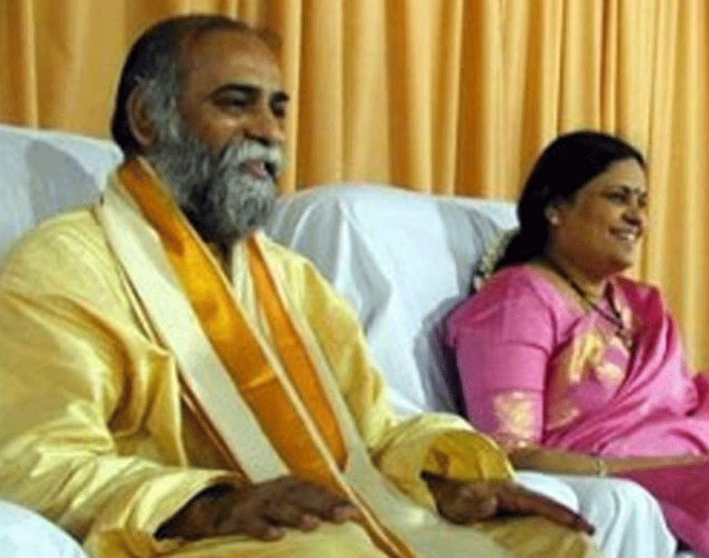 ১৯৭৫ সালে পারিবারিক ঐতিহ্য মেনে দূর সম্পর্কের আত্মীয় পদ্মাবতীকে বিয়ে করেন তিনি। বাবার ইচ্ছামতো লাইফ ইনস্যুরেন্স কর্পোরেশনে ক্লার্কের পদে যোগ দেন।