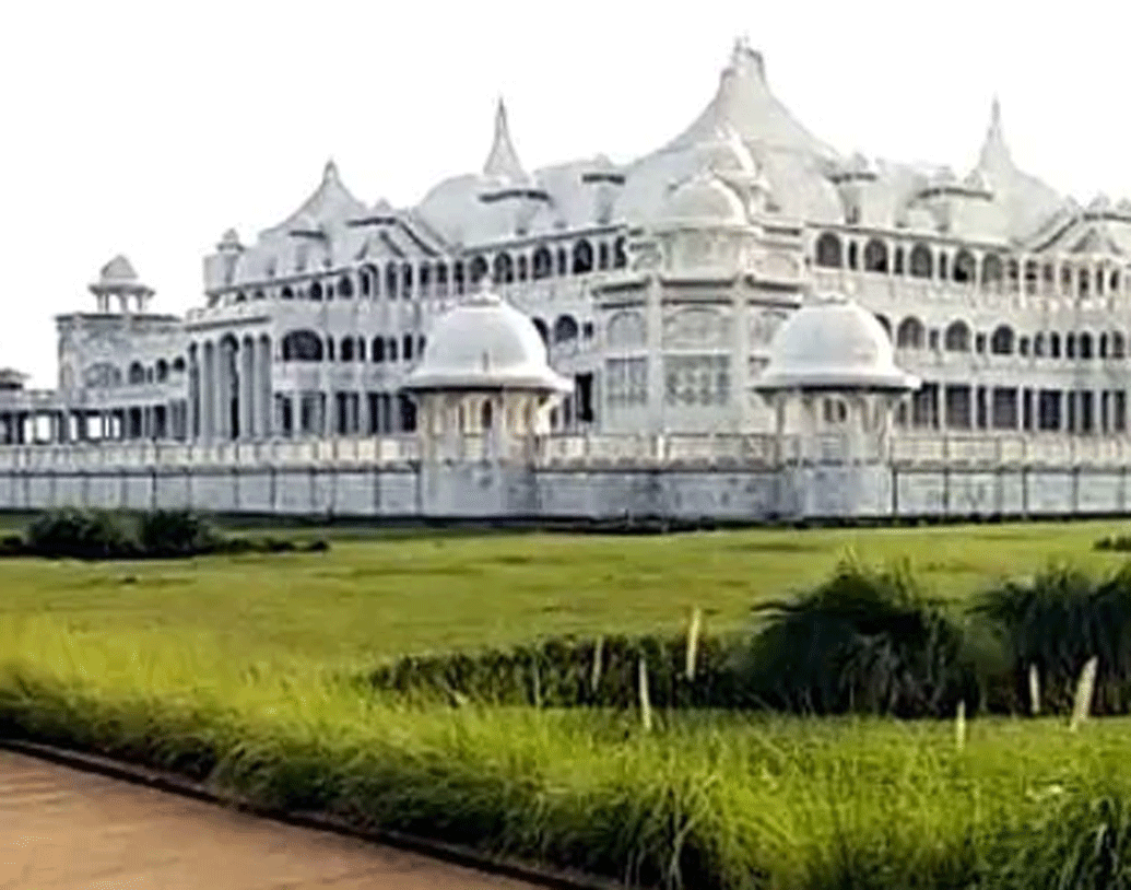 নব্বইয়ে দশকে তিনি নিজেকে কৃষ্ণের দশম অবতার ‘কল্কি’ হিসাবে ঘোষণা করেন। অন্ধ্রপ্রদেশ, তামিলনাড়ু, কর্নাটকে তাঁর প্রচুর আশ্রম রয়েছে। এ ছাড়া বিদেশেও তাঁর যাতায়াত রয়েছে।