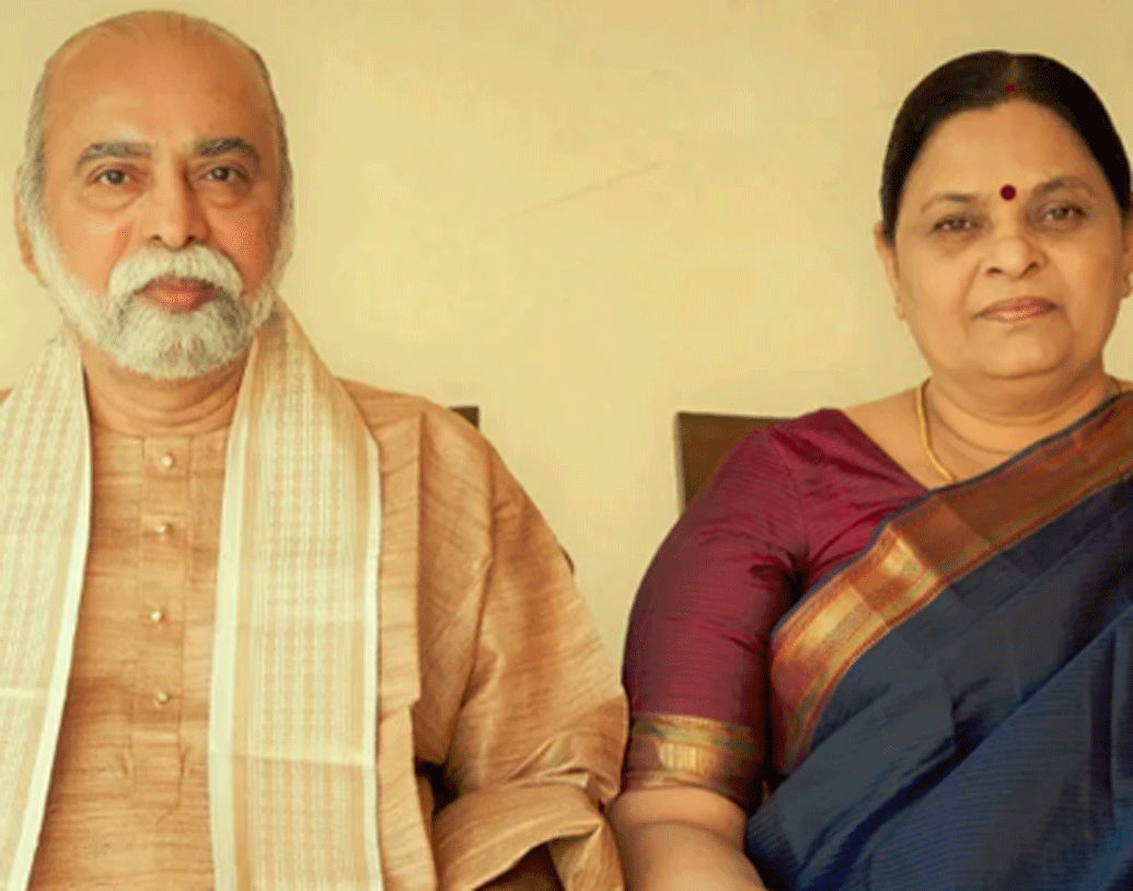 তাঁর ভক্তের সংখ্যা যত বেড়েছে, অর্থে, সম্পত্তিতে ফুলে-ফেঁপে উঠেছেন তিনি। জানা গিয়েছে, শুধুমাত্র বিজয়ের স্ত্রী, পদ্মাবতী (পদম আম্মা)-র দর্শনের জন্যই প্রতি শিষ্যকে পাঁচ হাজার টাকার অগ্রিম টিকিট বুক করতে হয়। বিশেষ দর্শনের জন্য দিতে হয় ২৫ হাজার টাকা!