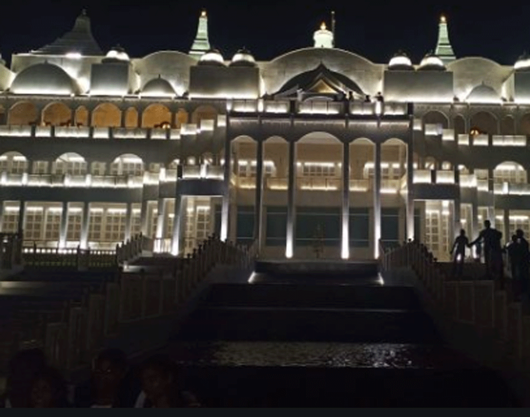 বিদেশি ভক্তদের জন্য ২১ দিনের প্যাকেজ রয়েছে। আশ্রমে প্রবেশের জন্য প্রতি ভক্তের আলাদা এন্ট্রি ফি-ও রয়েছে।