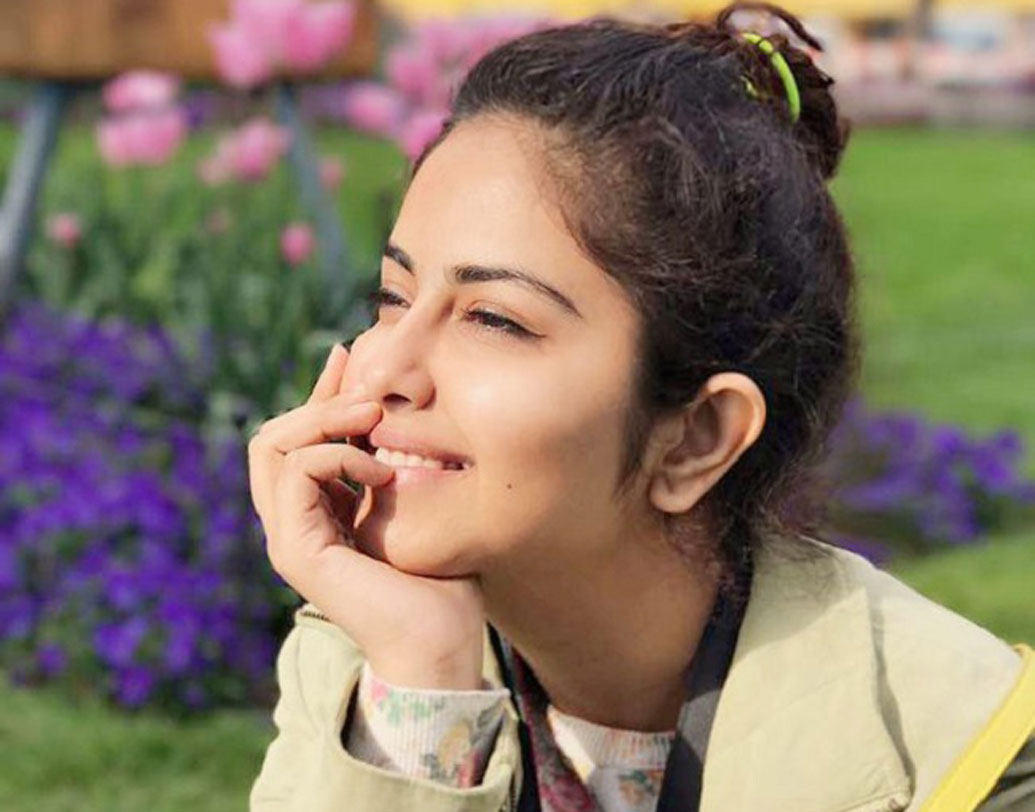 এর পর প্রচুর তেলুগু ছবির অফার পান তিনি।‘ মাঞ্জা’, ‘লক্ষ্মী রাবে মা ইনতিকি’ তালিকায় রয়েছে এমন কিছু ছবির নাম। তত দিনে অভিকা খ্যাত হয়েছেন আর একটি সামাজিক কারণে। ‘বালিকা বধূ’-তে মূল চরিত্রে অভিনয়ের সুবাদে অভিকাকে নাবালিকা বিবাহ রোধের প্রধান মুখ করে প্রচার করা হয়। সরকারি সেই প্রচারেও অভিকার গ্রহণযোগ্যতা ছিল চোখে পড়ার মতো।