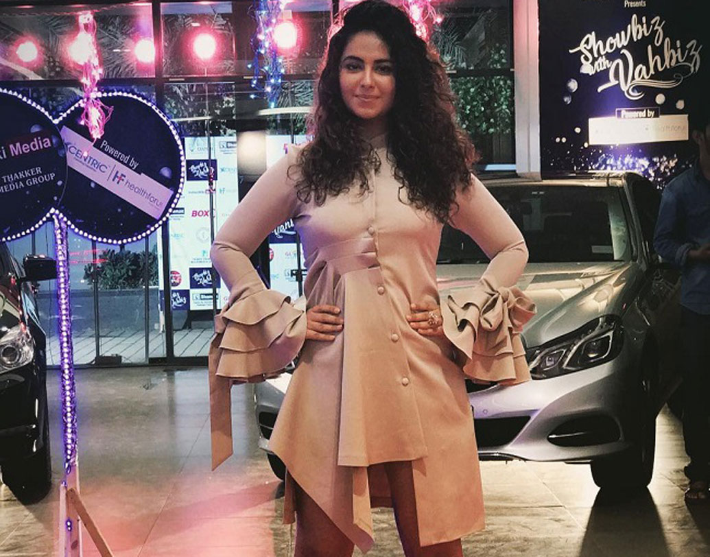 ভিয়েতনামে অনুষ্ঠিত ‘ফেস অব দ্য ইয়ার’ অনুষ্ঠানে প্রথম ভারতীয় অভিনেত্রী হিসেবে এই সম্মান পান অভিকা। কিন্তু এর পর থেকেই অভিনয়ের চেয়ে বেশি করে পরিচালনার প্রতি আগ্রহী হয়ে উঠতে থাকেন তিনি। দেশ-বিদেশের নানা ছবি দেখে ছবি সম্পর্কে ধারণা তৈরি করার হাতেখড়িও শুরু হয়।