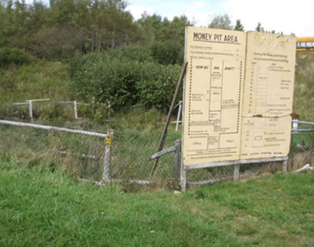 এই ভাবে খুঁড়তে খুঁড়তে ৩০ ফুট গভীর গর্ত করে ফেলেন তাঁরা। কিন্তু প্রতি ১০ ফুট অন্তর গাছের গুড়ির স্তর আর মাটি ছাড়া কিছুর উদ্ধার করতে পারেননি। ব্যর্থ হয়ে ৩০ ফুটেই খোঁড়া শেষ করে দেন।