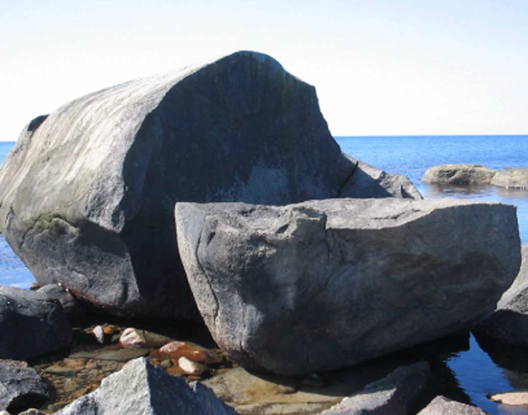 ৯০ ফুট খোঁড়ার পর প্রথম লুকনো সম্পদের আভাস পাওয়া যায়। ঠিক টেবিলের মতো চারকোণা একটা কালো বড় পাথর উদ্ধার হয়। তাতে অদ্ভুত হরফে কিছু লেখাও ছিল।