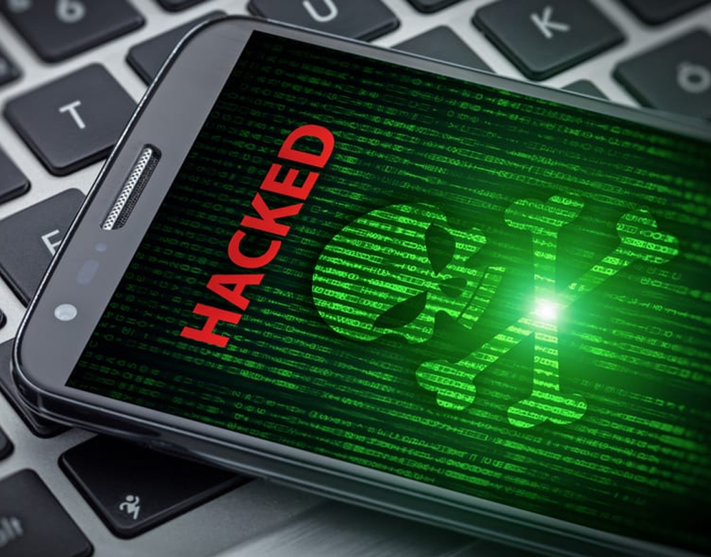 এই ল্যাপটপে রয়েছে মাইডুম-এর মতো ম্যালওয়্যারও। ২০০৪-সালে এই ম্যালওয়্যার হামলা হয়। দাবি করা হয়, এর পিছনে রাশিয়ার ইমেল স্প্যামারদের হাত রয়েছে।