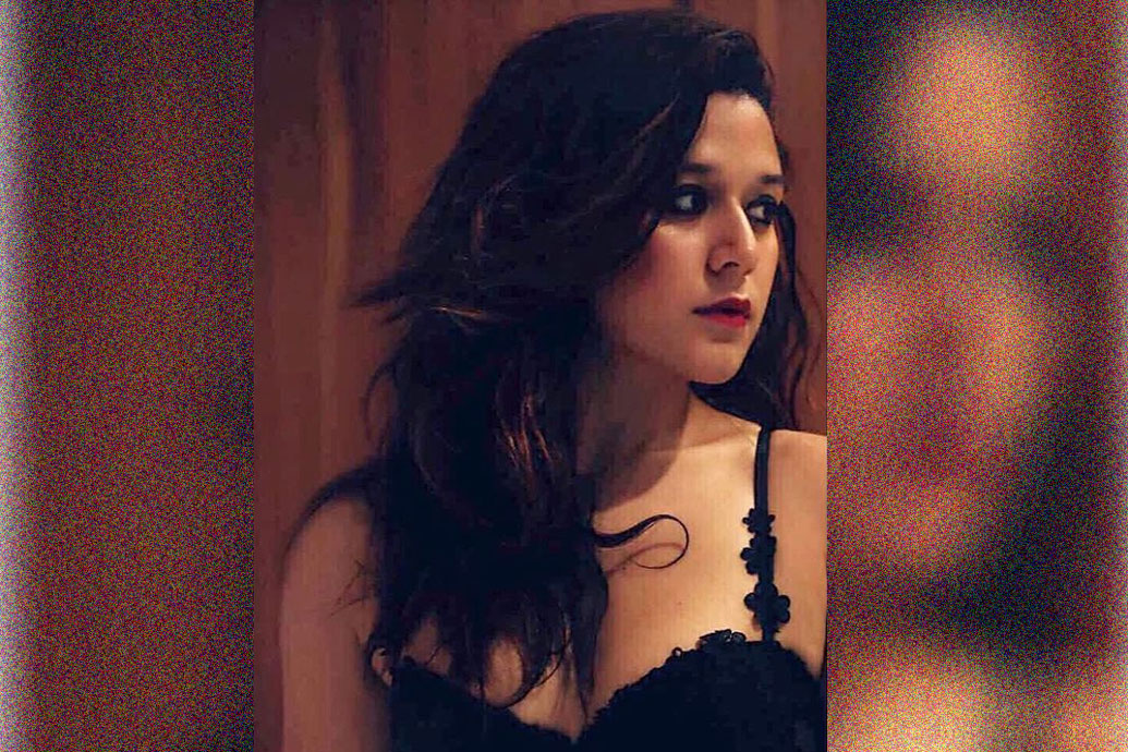 কৃষ্ণাই অবশ্য প্রথম পা বাড়িয়েছিলেন। নিজের মোবাইল নম্বরটা ইবনকে দিয়েছিলেন তিনি। ইবন যদিও ফোন করেননি। কৃষ্ণার থেকে ফিটনেস সংক্রান্ত কিছু পরামর্শ চেয়ে মেসেজ করেছিলেন। এ ভাবেই তাঁদের কথা বলা শুরু।