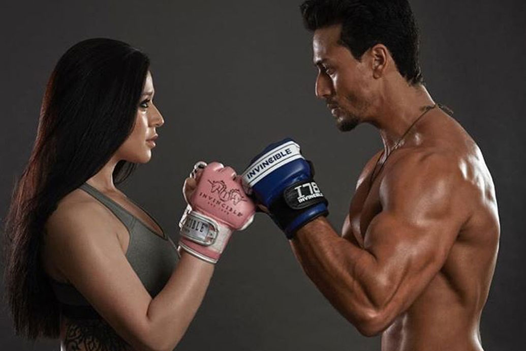 প্রথম ডেট? জিমের পর একবার কৃষ্ণা ইবনকে প্রস্তাব দিয়েছিলেন তাঁর কিছু বন্ধুর সঙ্গে দেখা করার। জিমের পর কৃষ্ণা আসলে বন্ধুদের সঙ্গে দেখা করতেই যাচ্ছিলেন। ইবন সেই প্রস্তাবে রাজি হয়ে যান।