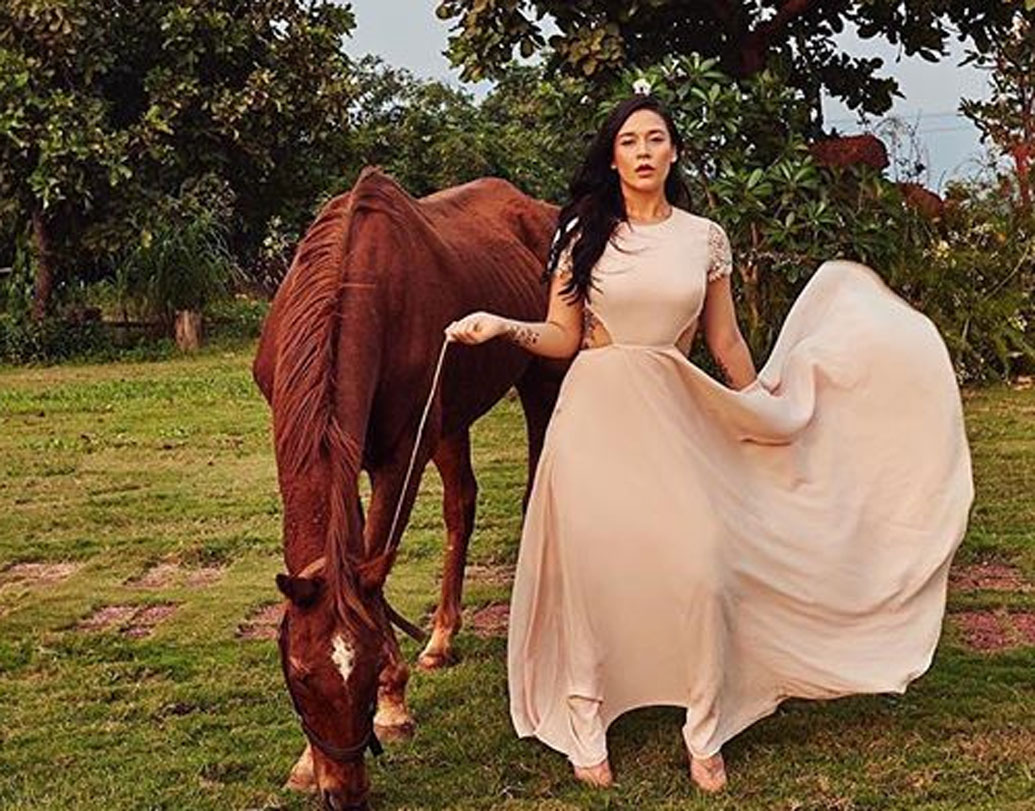 সোশ্যাল মিডিয়ায় একটার পর একটা হট ছবি পোস্ট করে সব সময়েই খবরে থাকেন কৃষ্ণা। শোনা যায়, একের পর এক বোল্ড ফটোশুটে কৃষ্ণাকে দেখে বলিউডের বেশ কয়েক জন পরিচালক নাকি সম্প্রতি জ্যাকিকে অনুরোধ করেছেন মেয়েকে ইন্ডাস্ট্রিতে নিয়ে আসার।