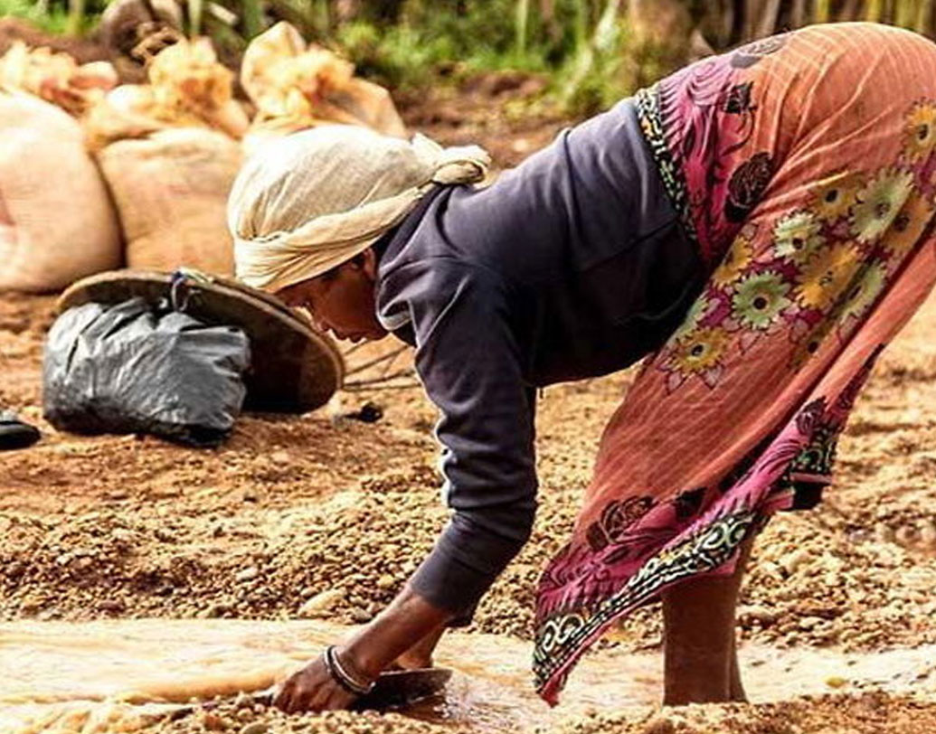 সুবর্ণরেখা নদীর উৎপত্তি রাঁচীর পিসকা গ্রাম থেকে। শোনা যায়, এক সময় নাকি এই পিসকা গ্রামে সোনার খনি ছিল। সেই জন্যই এই নদীর নাম সুবর্ণরেখা। আর সেই খনি থেকেই সোনা নদীতে মিশে যায়।