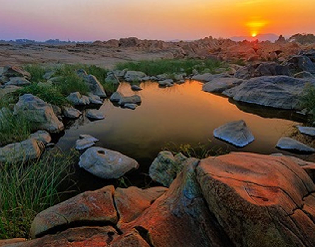 বর্ষার পর সুবর্ণরেখায় জল কমে গেলে তীরে নাকি সোনার টুকরো পড়ে থাকে। আজও দেখা যায় স্থানীয় মানুষেরা বালি থেকে সোনা খুঁজছেন।