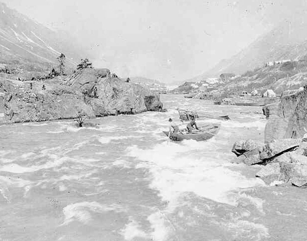 লক্ষাধিক খনিজ সন্ধানকারী বেরিয়ে পড়েন ক্লনডাইকের উদ্দেশে। জানা যায়, তাঁদের অনেকে সোনা উত্তোলন করে প্রচুর ধনী হয়ে গিয়েছিলেন। আবার অনেকে কিছুই করে উঠতে পারেননি।
